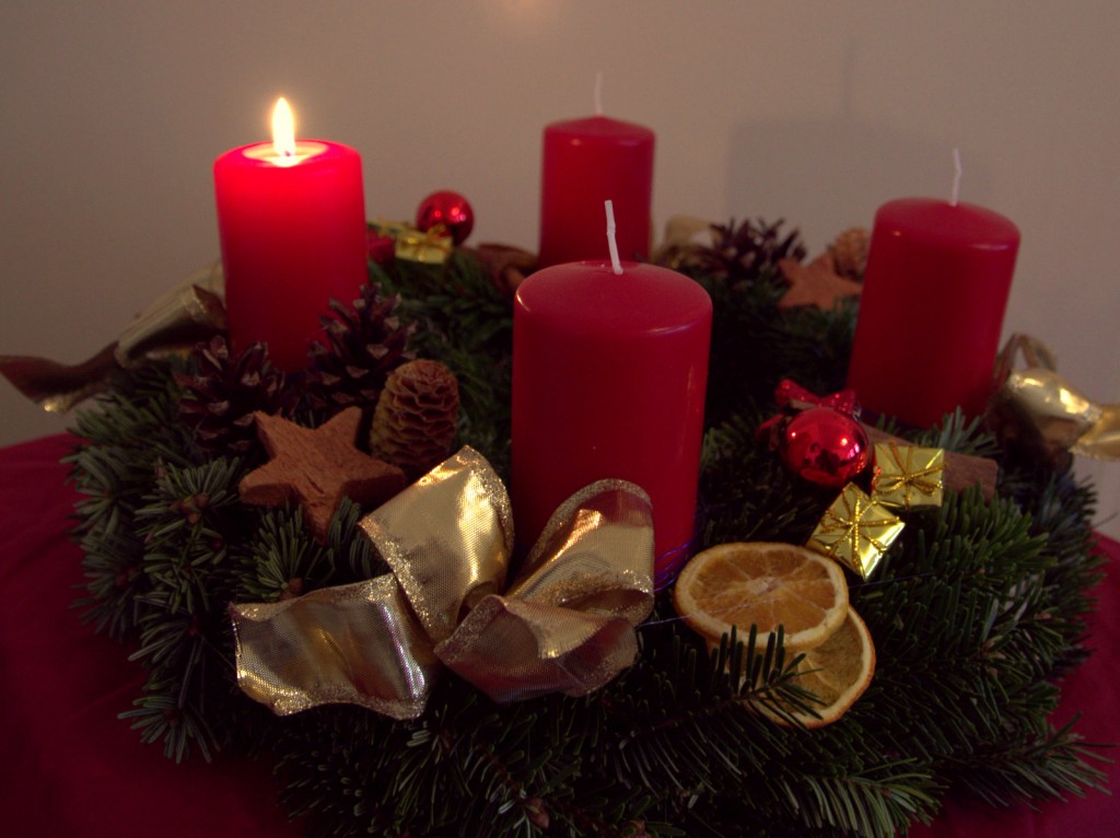 Bild 1. Advent mit brennender Kerze