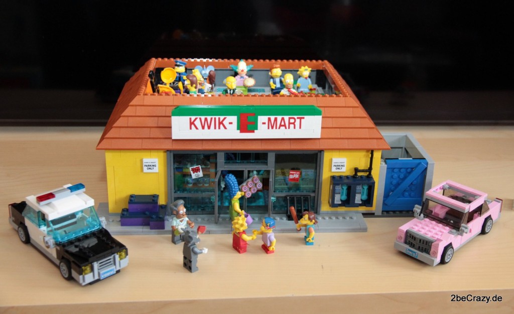 Der fertige Kwik-E-Mart mit Einweihungsparty auf dem Dach und allen Simpsons