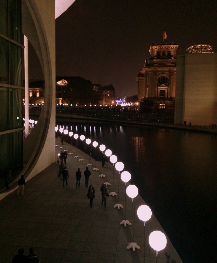 Die Mauer in Form von leuchtenden Ballons dargestellt. Foto von @m106