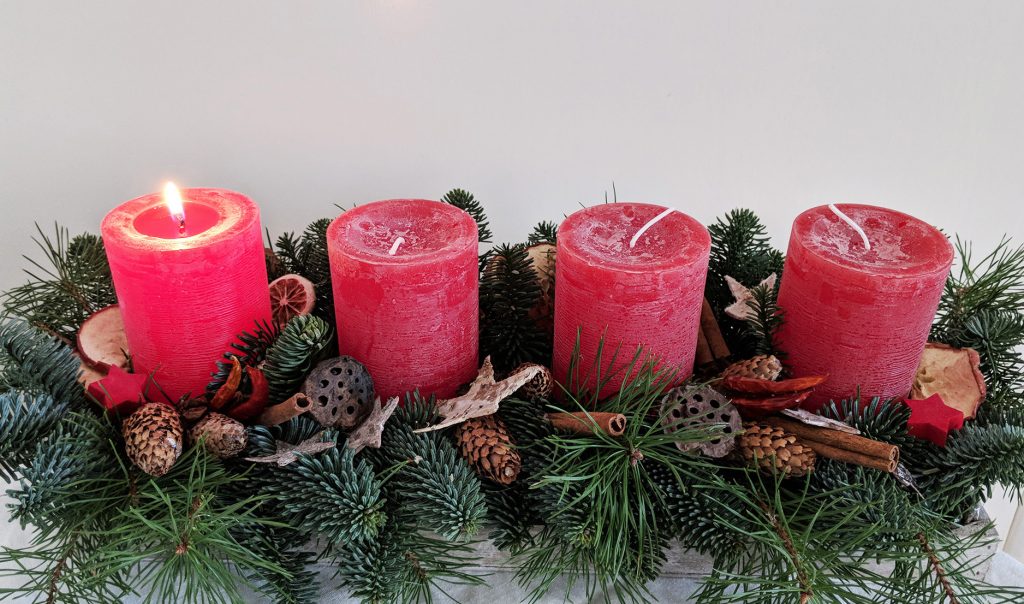 1. Advent Gedeck Kranz Kerze brennt